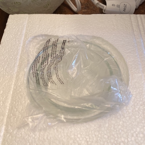 Scentsy Crystal Leaves warmer - Picture 5 of 7